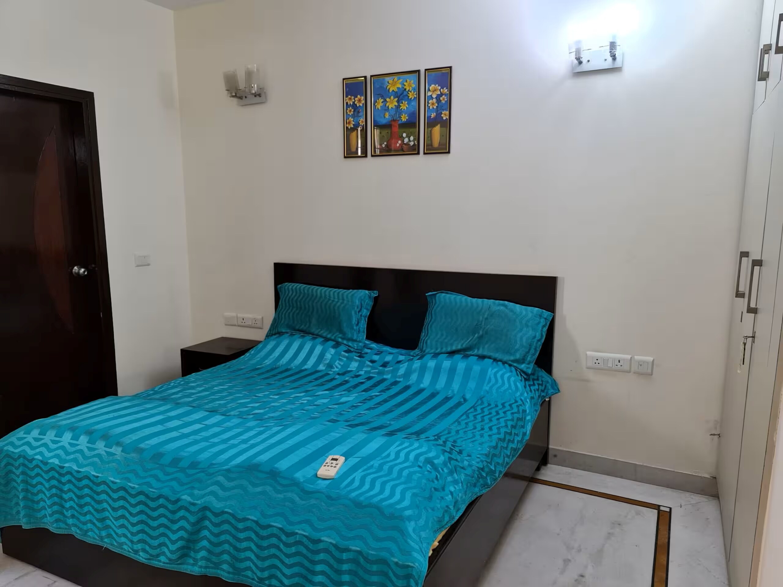 Modern Park Facing 3BR East Of Kailash Metro 100M - Tap to explore photos