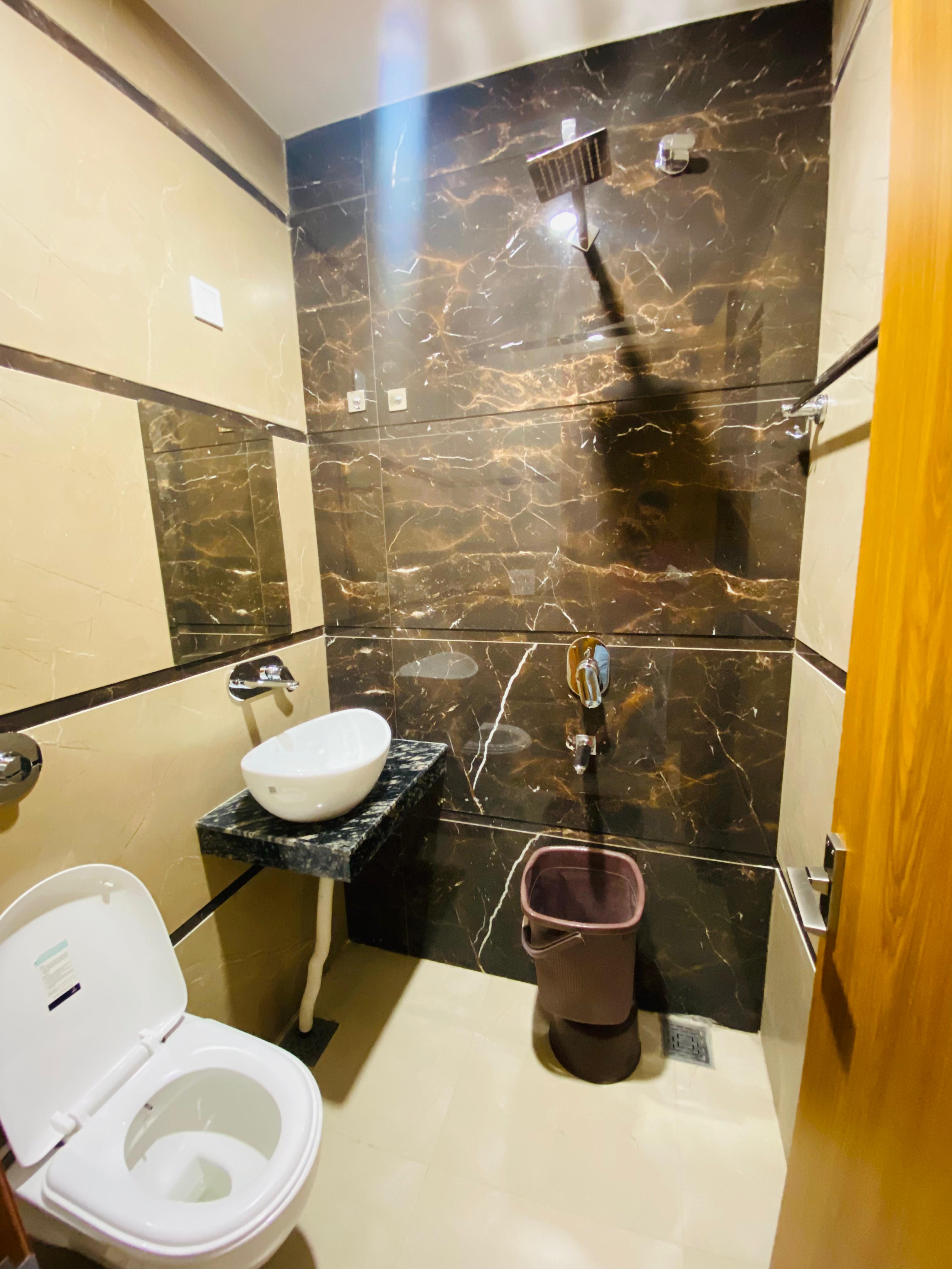 Hotel Paras inn 2 - 5 Min walking to Golden Temple - Tap to explore photos