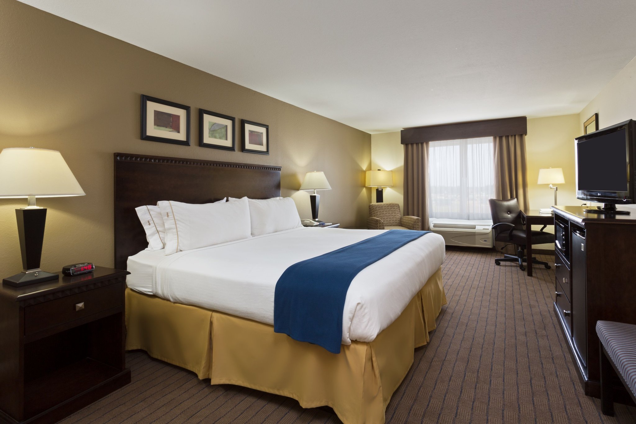 Holiday Inn Express and Suites Moultrie - Tap to explore photos
