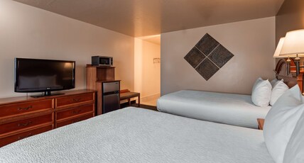 Best Western Paradise Inn Room Type - Suite - 3 Queen Beds, Non-Smoking, Two Bedrooms, Microwave And Refrigerator, Flat Screen Television, Best Western Paradise Inn Room Type - Suite - 3 Queen Beds, Non-Smoking, Two Bedrooms, Microwave And Refrigerator, Flat Screen Television,
