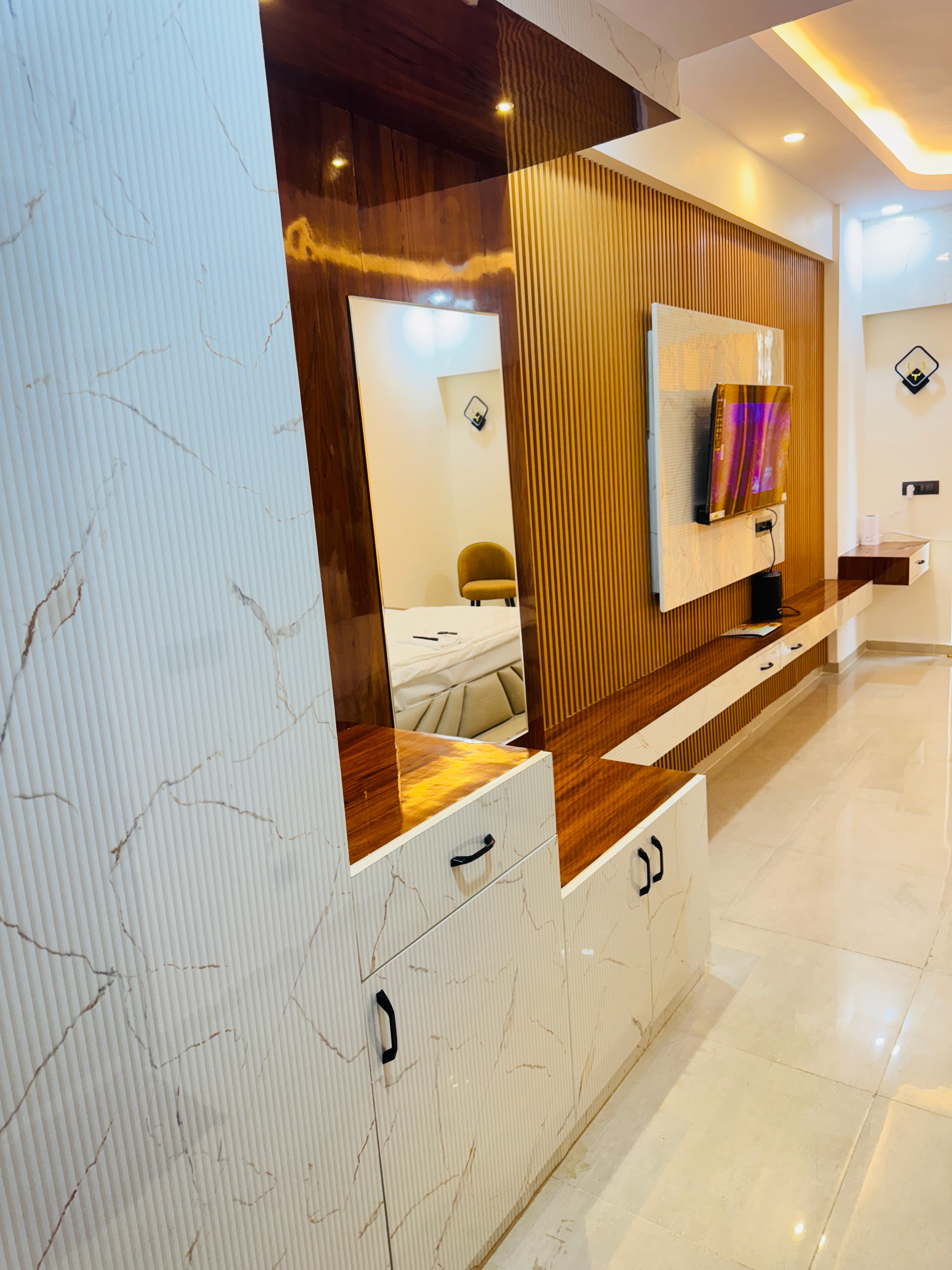 Omaxe Hazratganj Hotel - Tap to explore photos