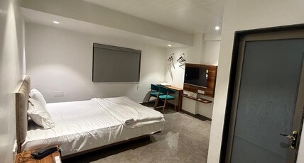 hotel skyboat inn Room Type - deluxe king room