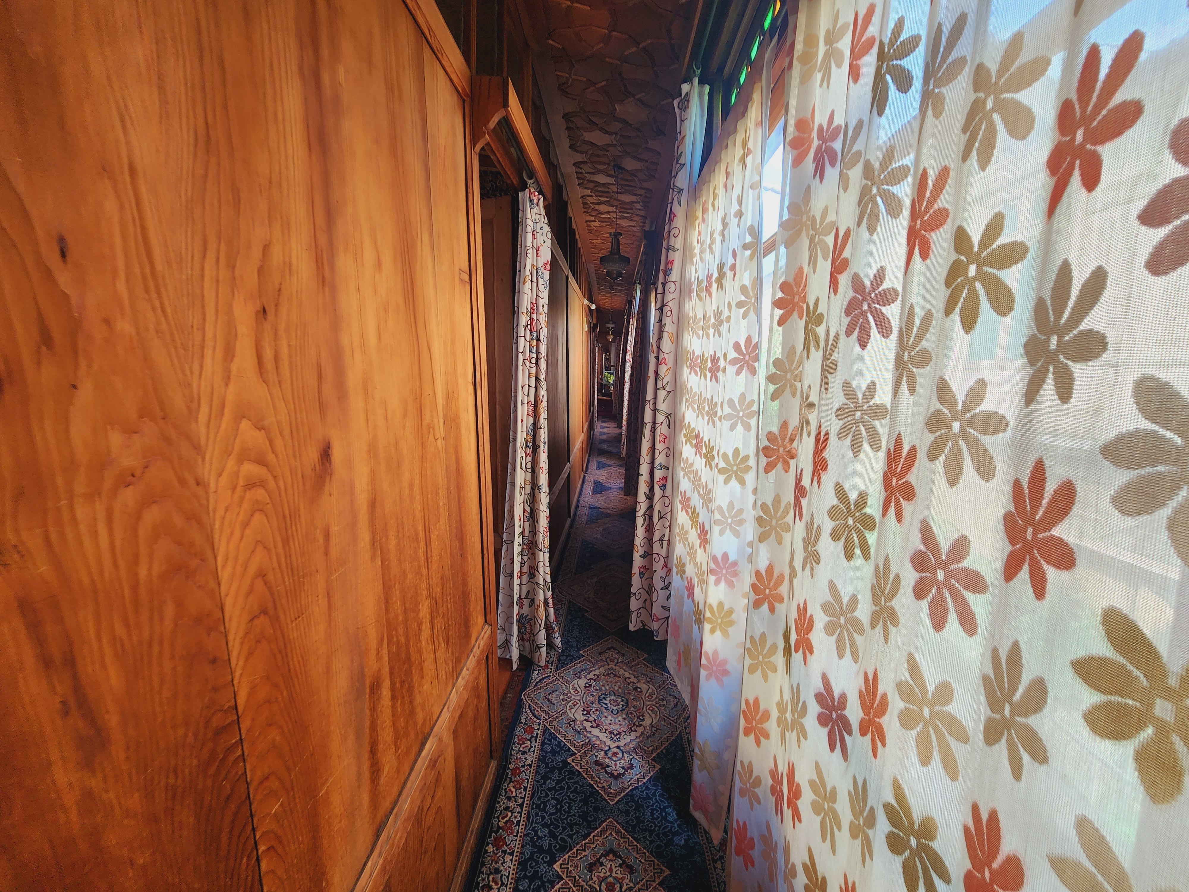 Houseboat Sheikh Palace - Tap to explore photos