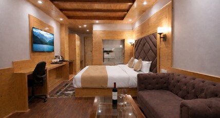 REGAL RETREAT INN Room Type - Deluxe Room with Balcony