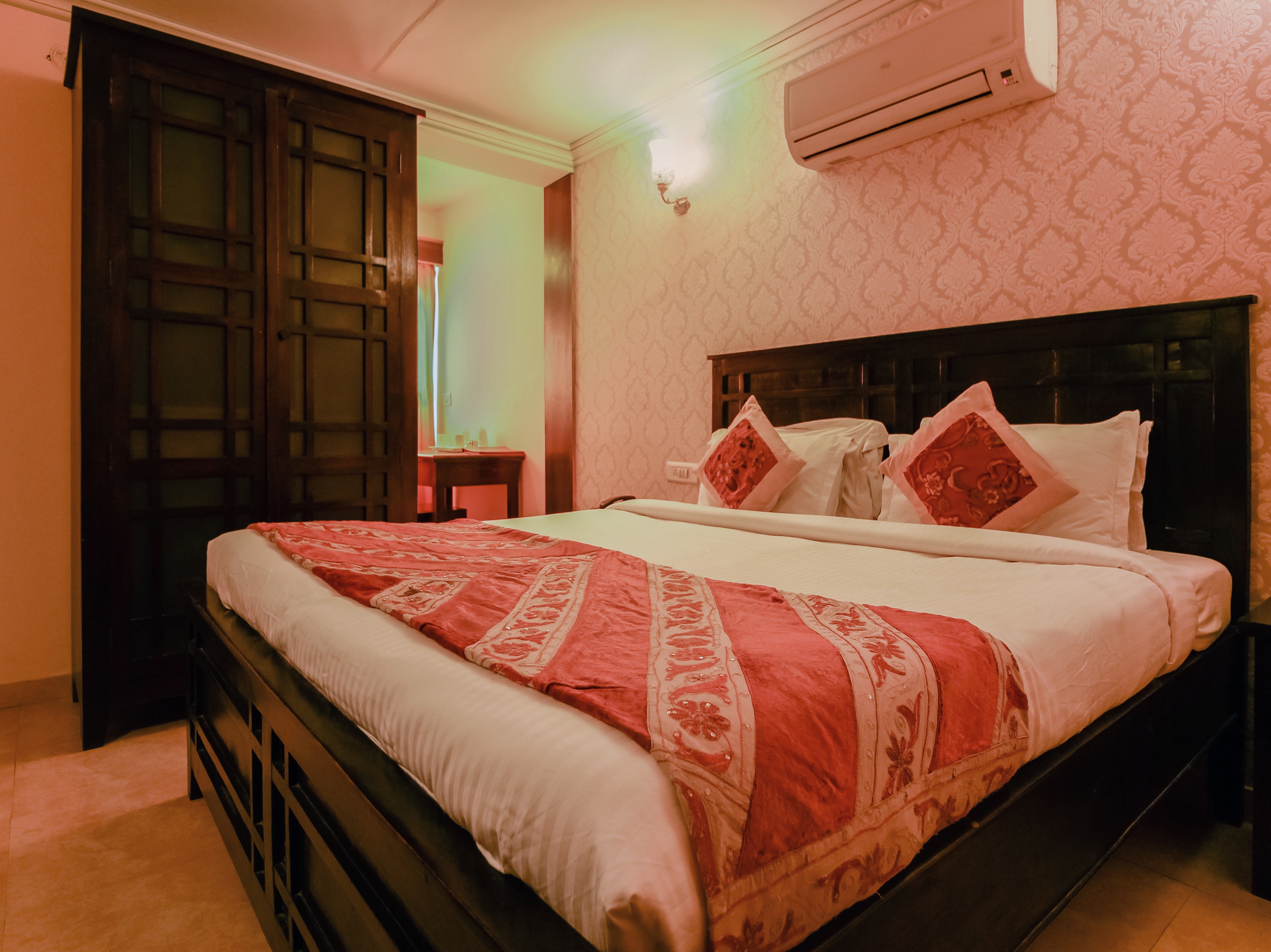 Hotel Glitz - Tap to explore photos