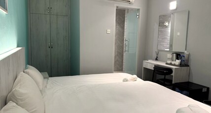Hotel Calmo Hamilton Room Type - Superior Triple Room