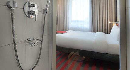 Mercure Warszawa Grand Room Type - Superior Room with a queen king-size bed
