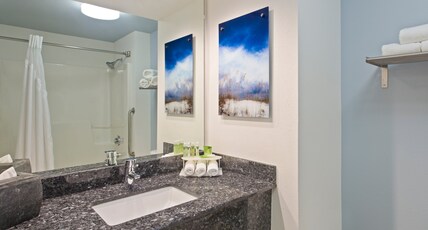 Holiday Inn Express & Suites CLEARWATER NORTH/DUNEDIN Room Type - 2 Queen Beds Suite Addl Living Area