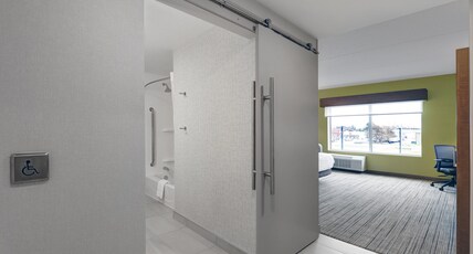 Holiday Inn Express & Suites PORT ELGIN Room Type - 1 King Bed Standard Comm Accessible Tub