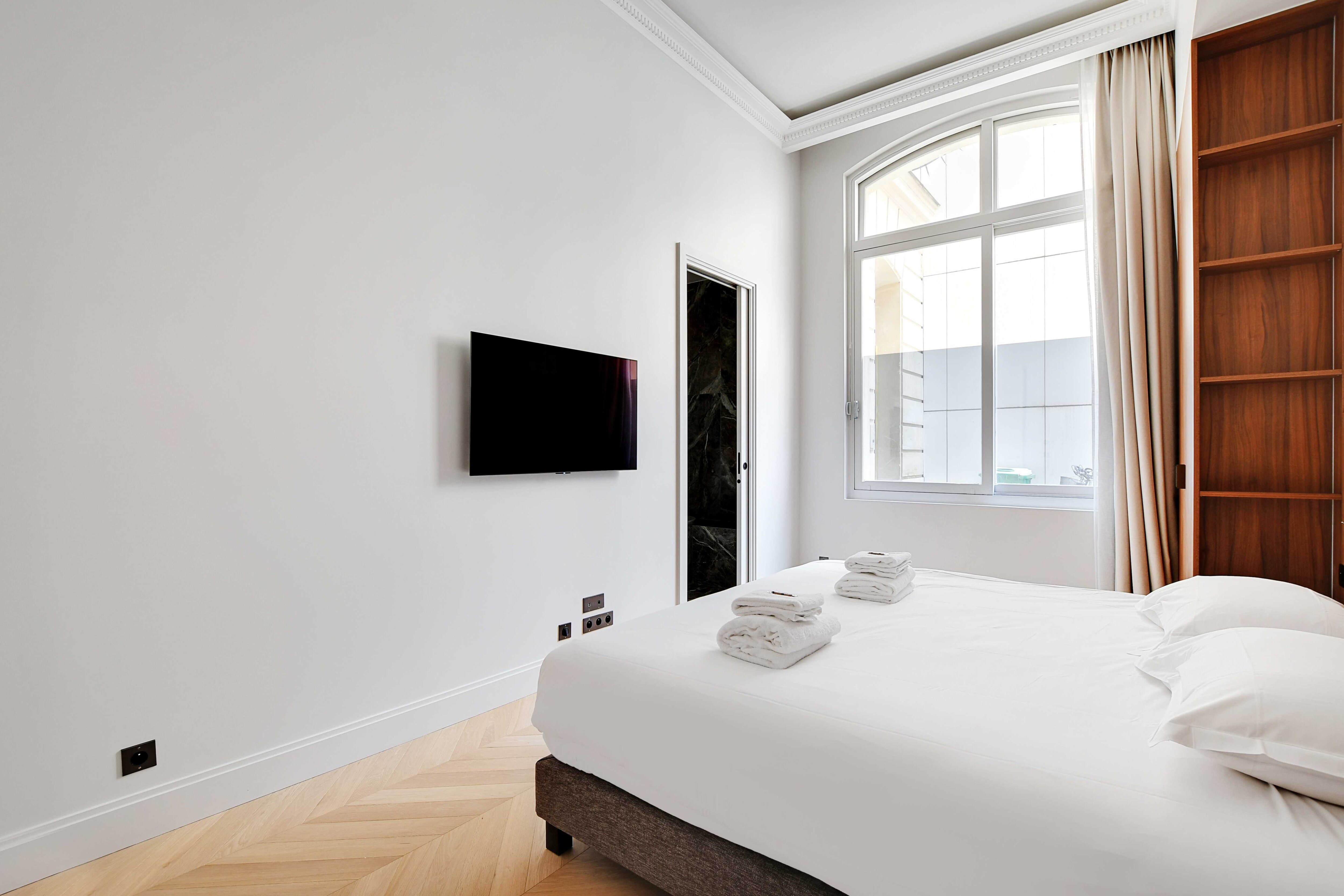 Luxury Apartment 2BR 4P GeorgeVChamps Elysees - Tap to explore photos