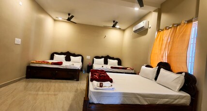 KATHIRESAN RESIDENCY Room Type - family deluxe room with Ac