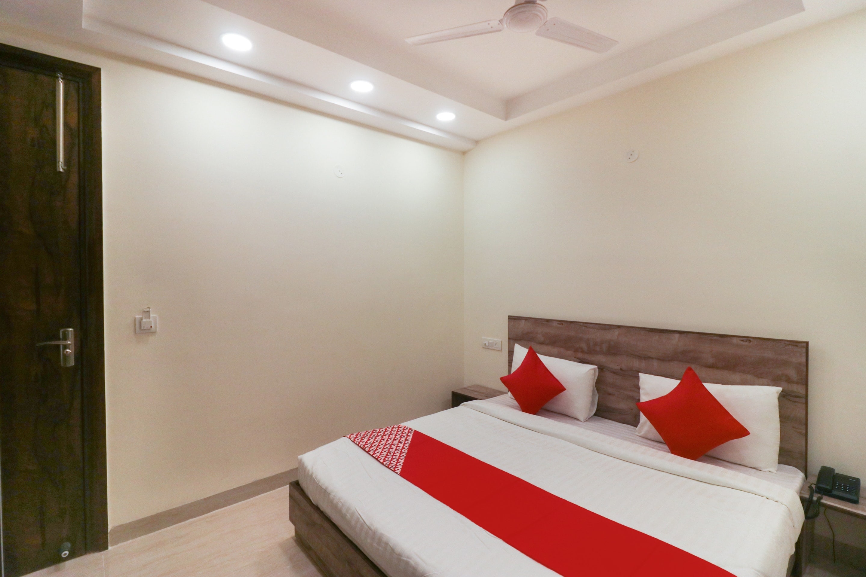 Hotel O Comfort Residency Near Artemis Hospital - Tap to explore photos