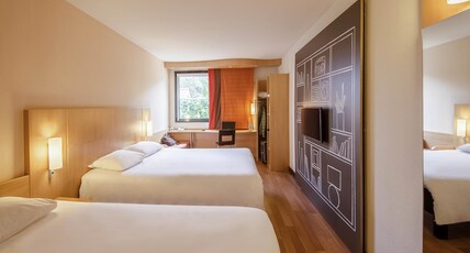 ibis Sarlat Room Type - Classic Room, 1 double bed and 1 single bed