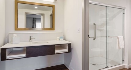 Hampton Inn & Suites by Hilton Newport/Cincinnati Room Type - 2QN STDO CTY MC FRDG WB NS