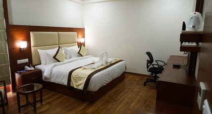 JAIPUR CENTRAL Room Type - Premier Room with Work Desk