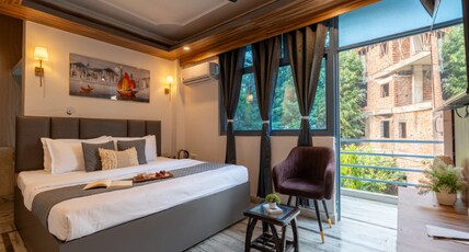 ZoukStayz Room Type - Superior Balcony Room
