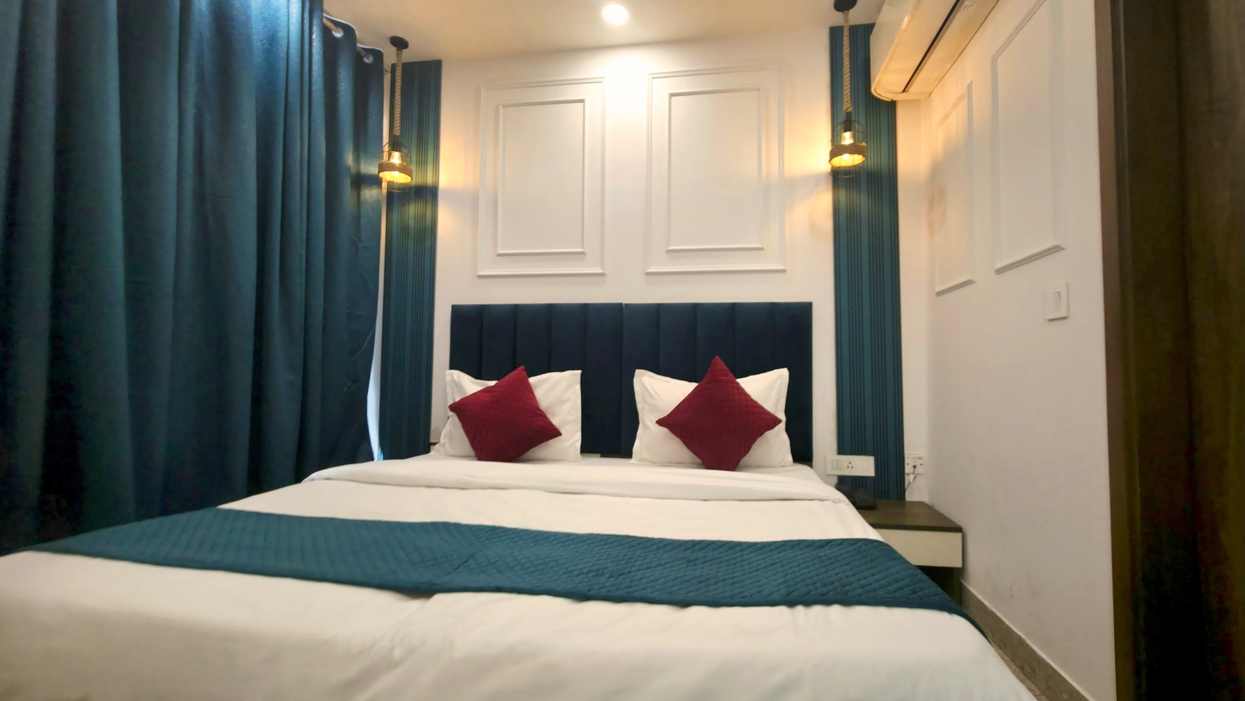 Hotel Homeaste 001 Near Yashobhoomi Convention Center - Tap to explore photos