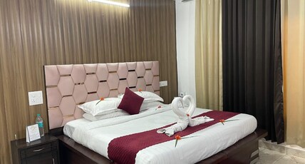 Hotel Golden Benchers Room Type - Deluxe Room (Non AC)