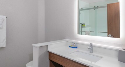 Holiday Inn Express & Suites the Dalles Room Type - 1 King Bed Standard Comm Accessible