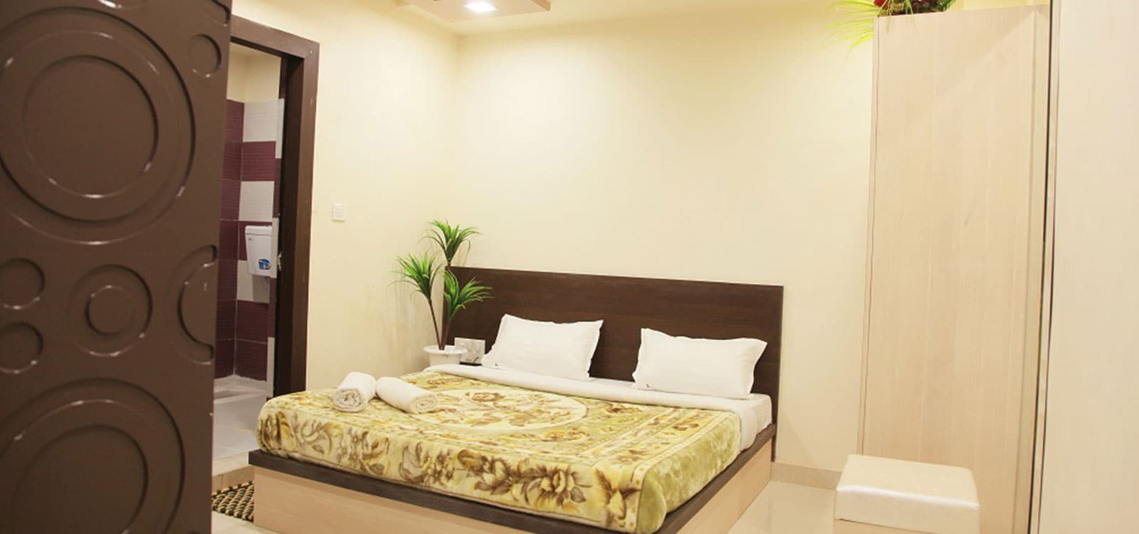 Hotel Hunain - Tap to explore photos