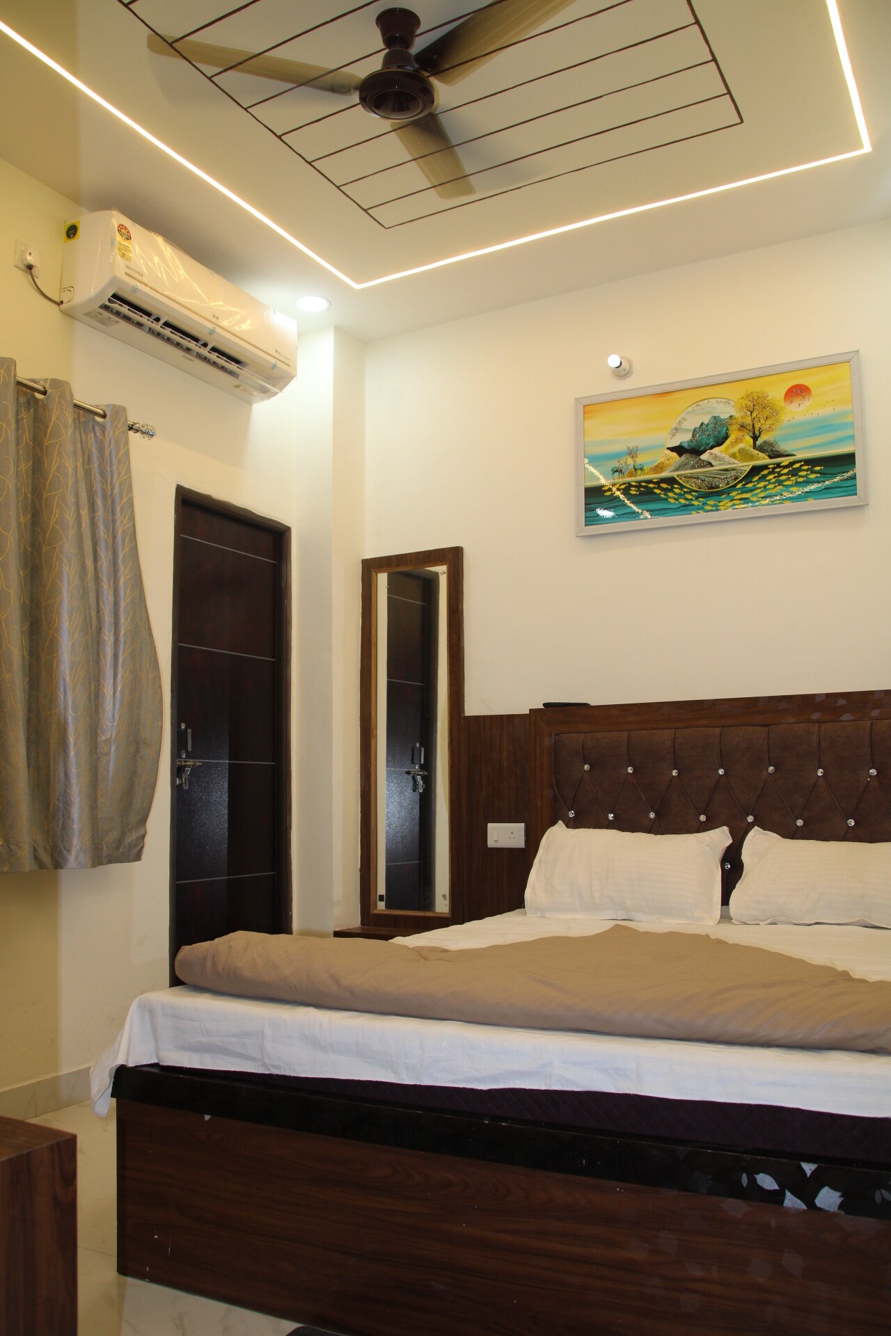 Shiv Darshan P. guest house... - Tap to explore photos