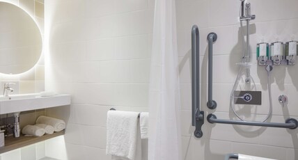 Hampton by Hilton Manchester Northern Quarter Room Type - QUEEN ACCESSIBLE ROOM