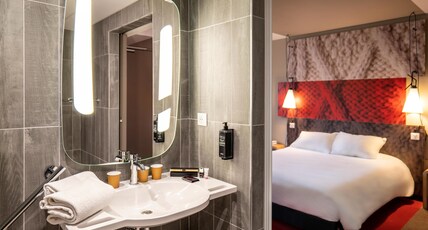 ibis Moulins Sud Room Type - Superior triple room with double bed, sofa and walk-in shower