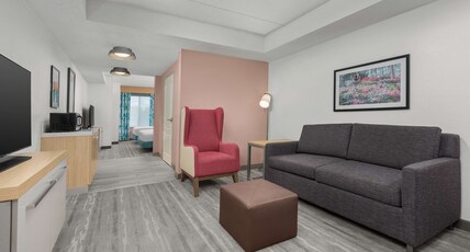 Hilton Garden Inn Greensboro Room Type - 2 QUEEN BEDS JUNIOR SUITE