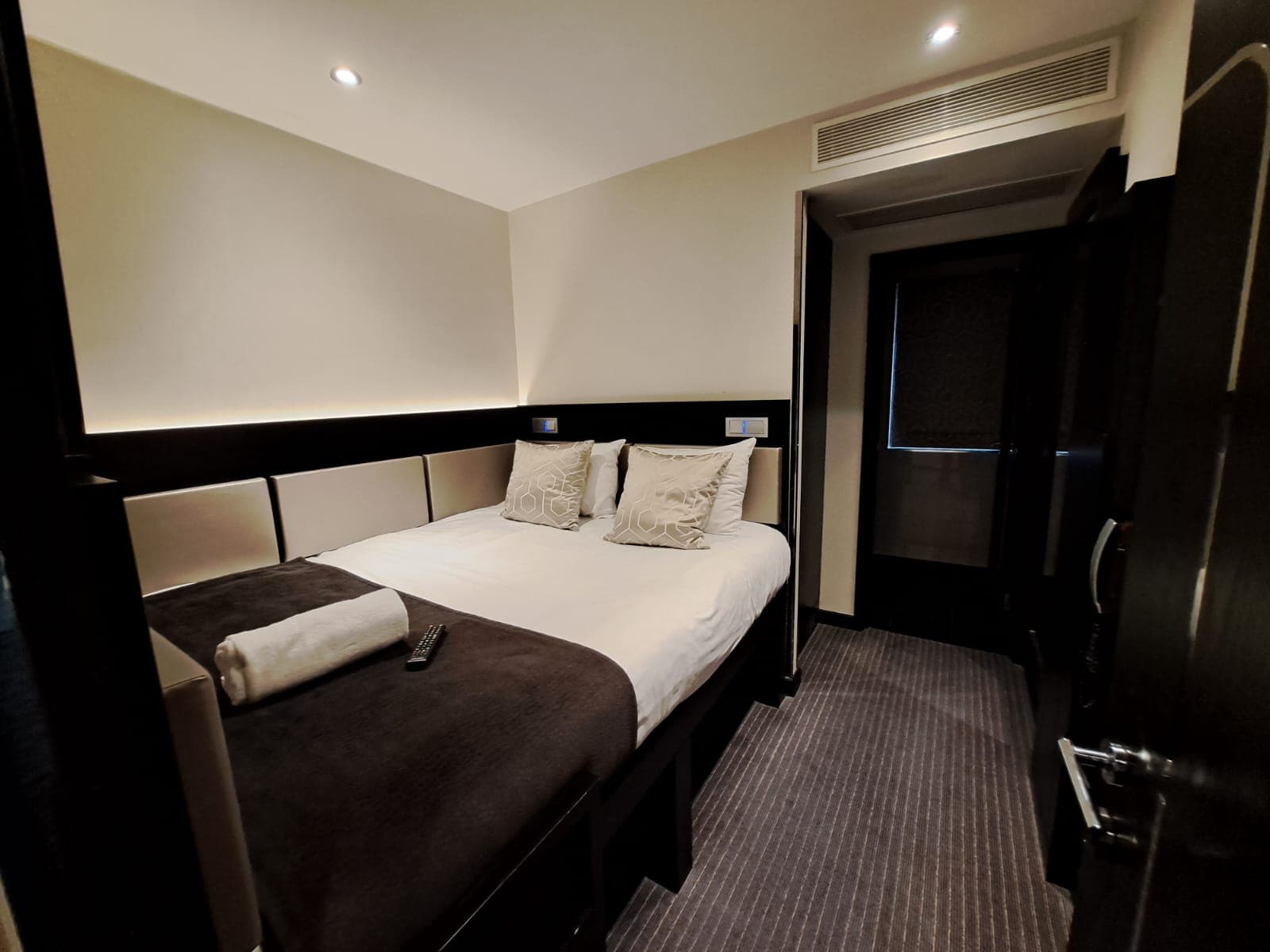 Great St Helen Hotel - Tap to explore photos