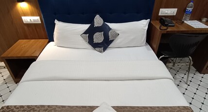 Hotel Best - Near Kokilaben Hospital Room Type - Deluxe Double Room Hotel Best - Near Kokilaben Hospital Room Type - Deluxe Double Room