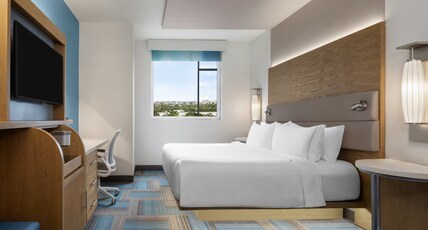 EVEN Hotel Miami - Airport, an IHG Hotel Room Type - 1 King Standard Lake View EVEN Hotel Miami - Airport, an IHG Hotel Room Type - 1 King Standard Lake View