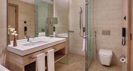 JA Lake View Hotel, Dubai Room Type - Golf Course View Room - Twin Bed with Access to Three Pools