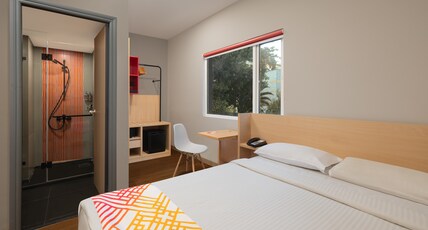 Ginger Bangalore (IRR) Room Type - Luxe Queen Room