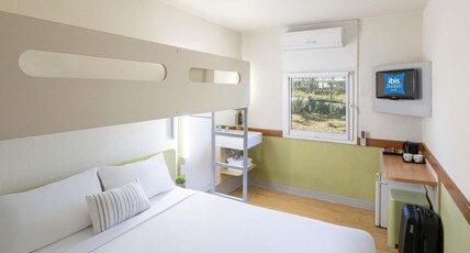 ibis Budget Campbelltown Room Type - Standard Room with 1 kingsize bed and 1 single bed ibis Budget Campbelltown Room Type - Standard Room with 1 kingsize bed and 1 single bed
