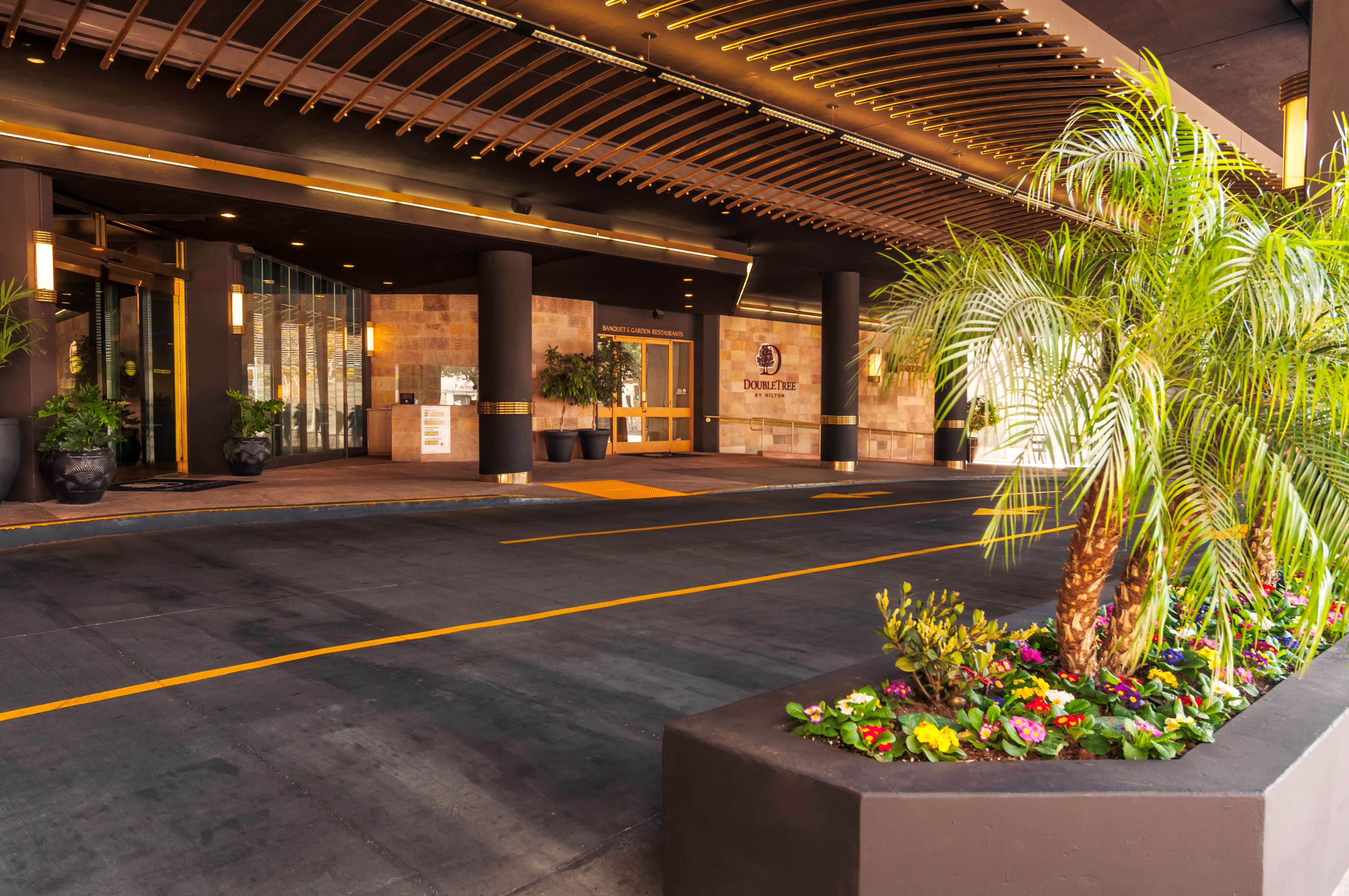DoubleTree by Hilton Hotel Los Angeles Downtown - Tap to explore photos
