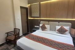 Hotel Golden Wings @2 Minute Walk from New Delhi Railway Station