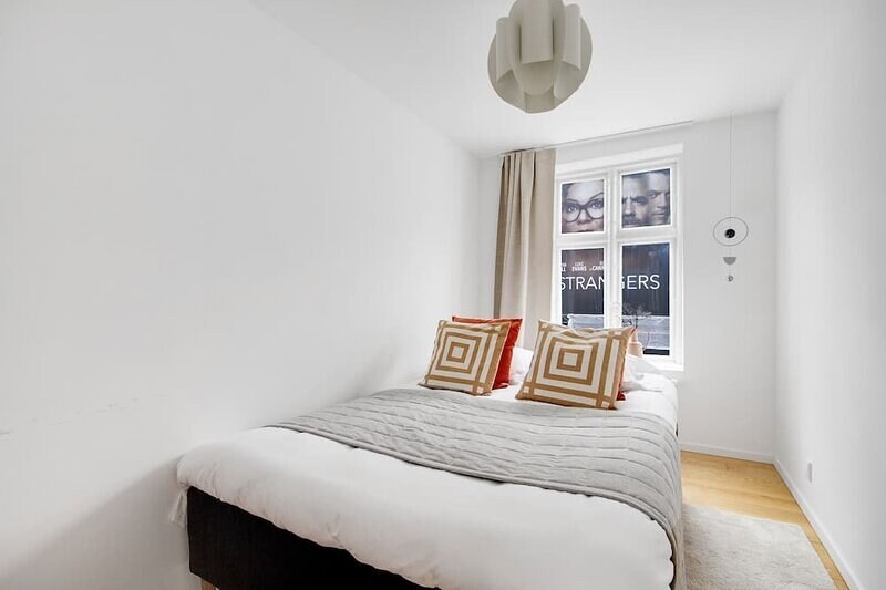 Sanders Regent Chic 3Bdr Apt with Balcony - Tap to explore photos