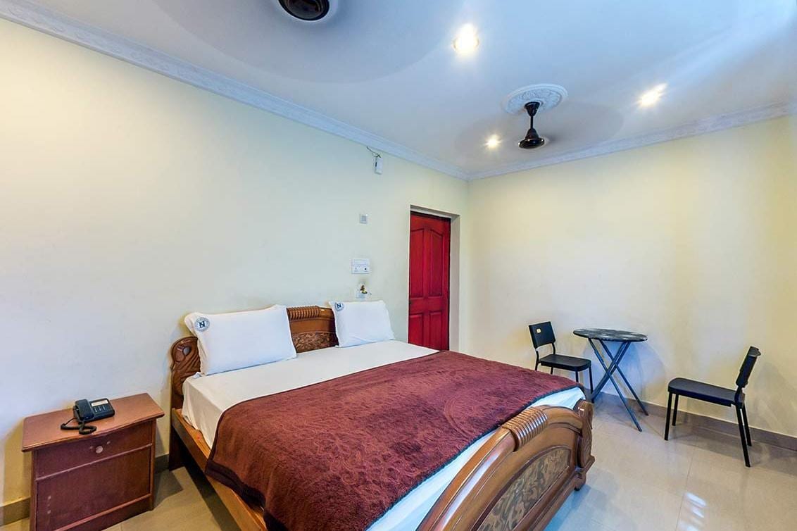 Hotel Supreme - Tap to explore photos