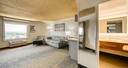 Holiday Inn MOBILE-DWTN/HIST. DISTRICT Room Type - 1 King Bed Suite