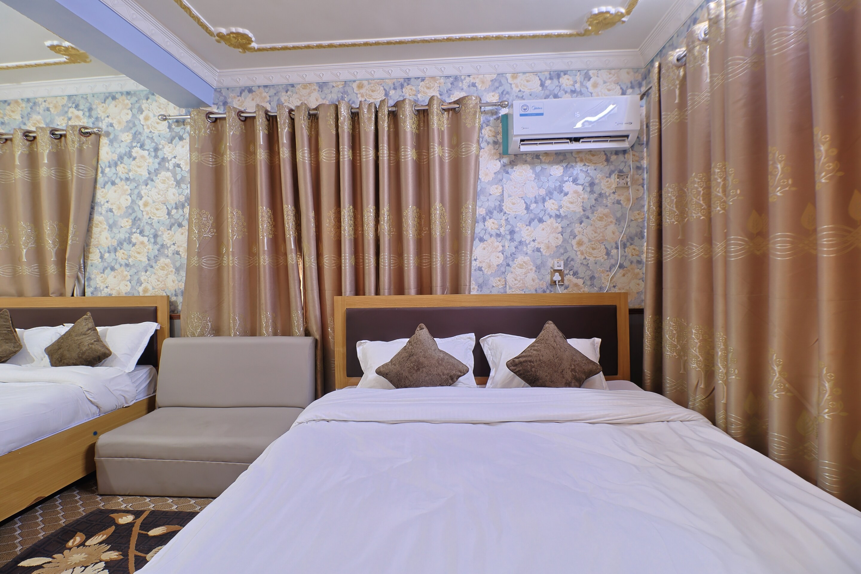OYO 828 Hotel White Dreams Palace - Tap to explore photos
