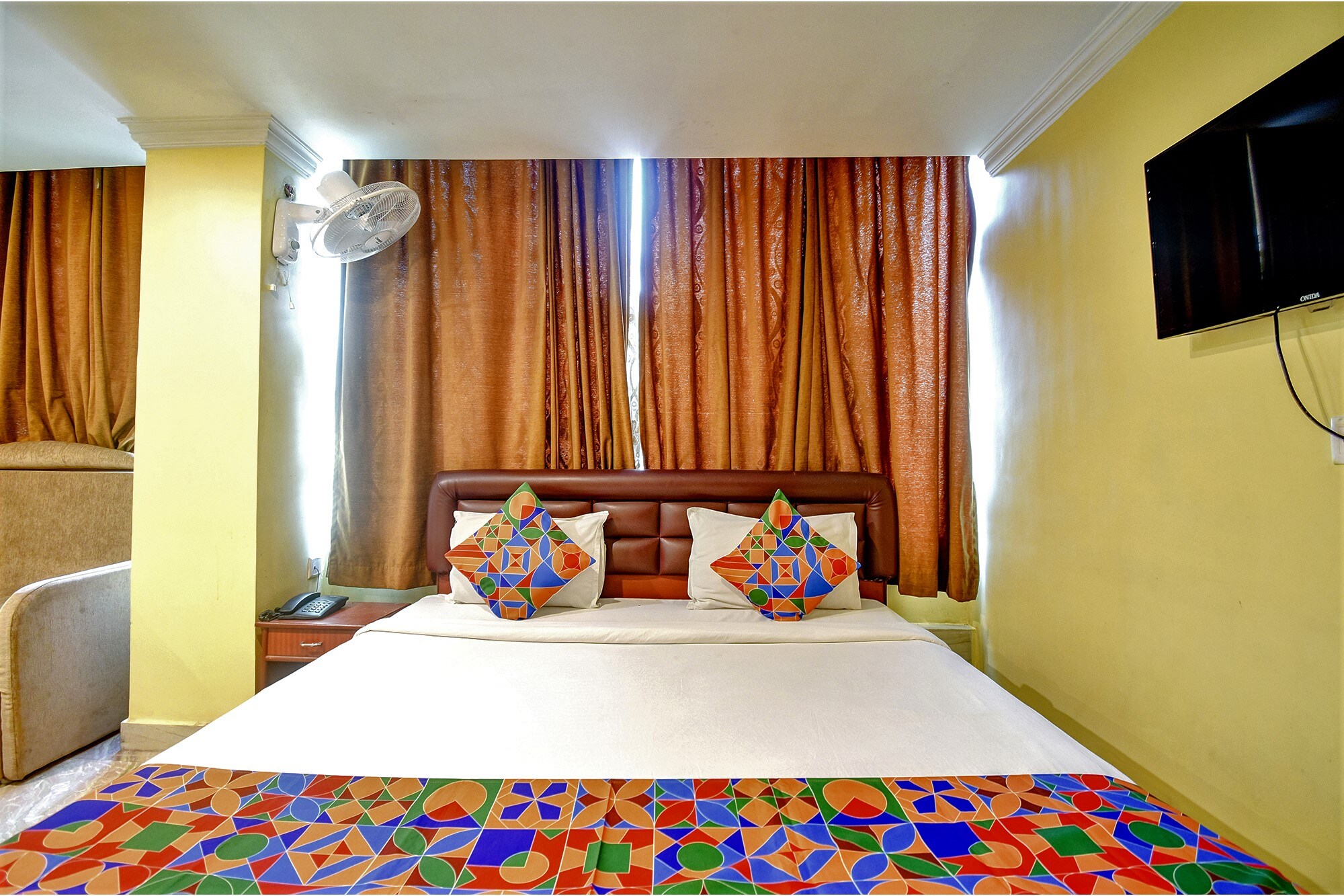 FabHotel Raj Darbar - Nr. Kolkata Airport - Tap to explore photos
