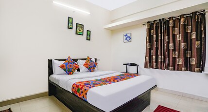 FabHotel Komfort Inn - Nr. Twin Tower Room Type - Deluxe Room