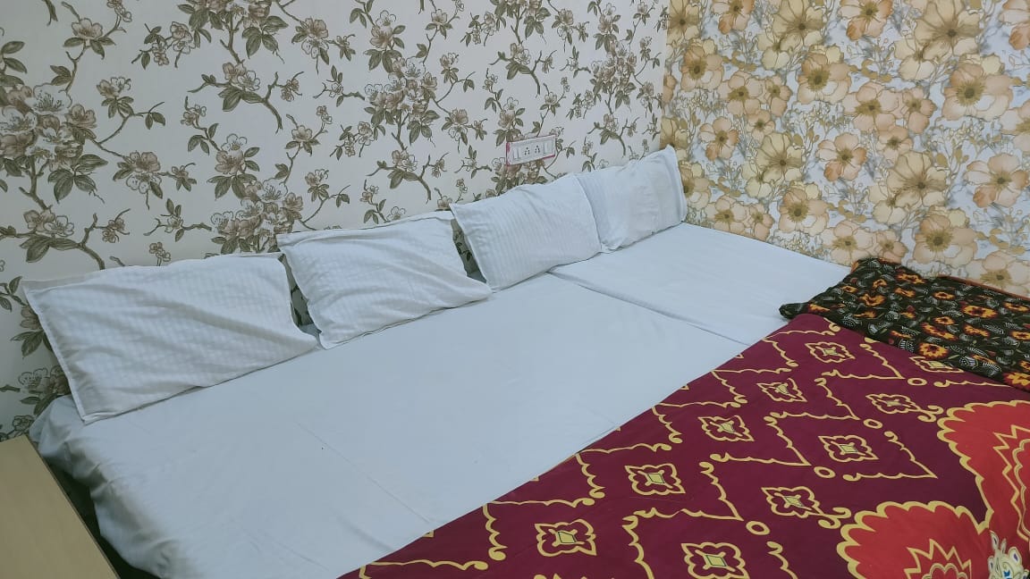 Ujjain Mahakal Dwar Hotel Cum Homestay (Opposite Shri Nandi Dwar Main Gate - Mahakal Corridor) - Tap to explore photos