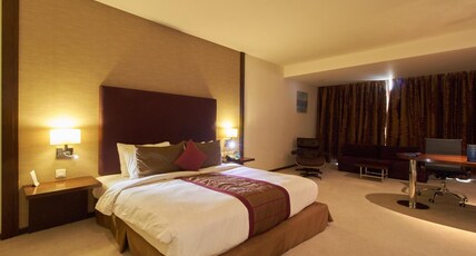 Radisson Blu Plaza Hotel Hyderabad Banjara Hills Room Type - Business Class Room