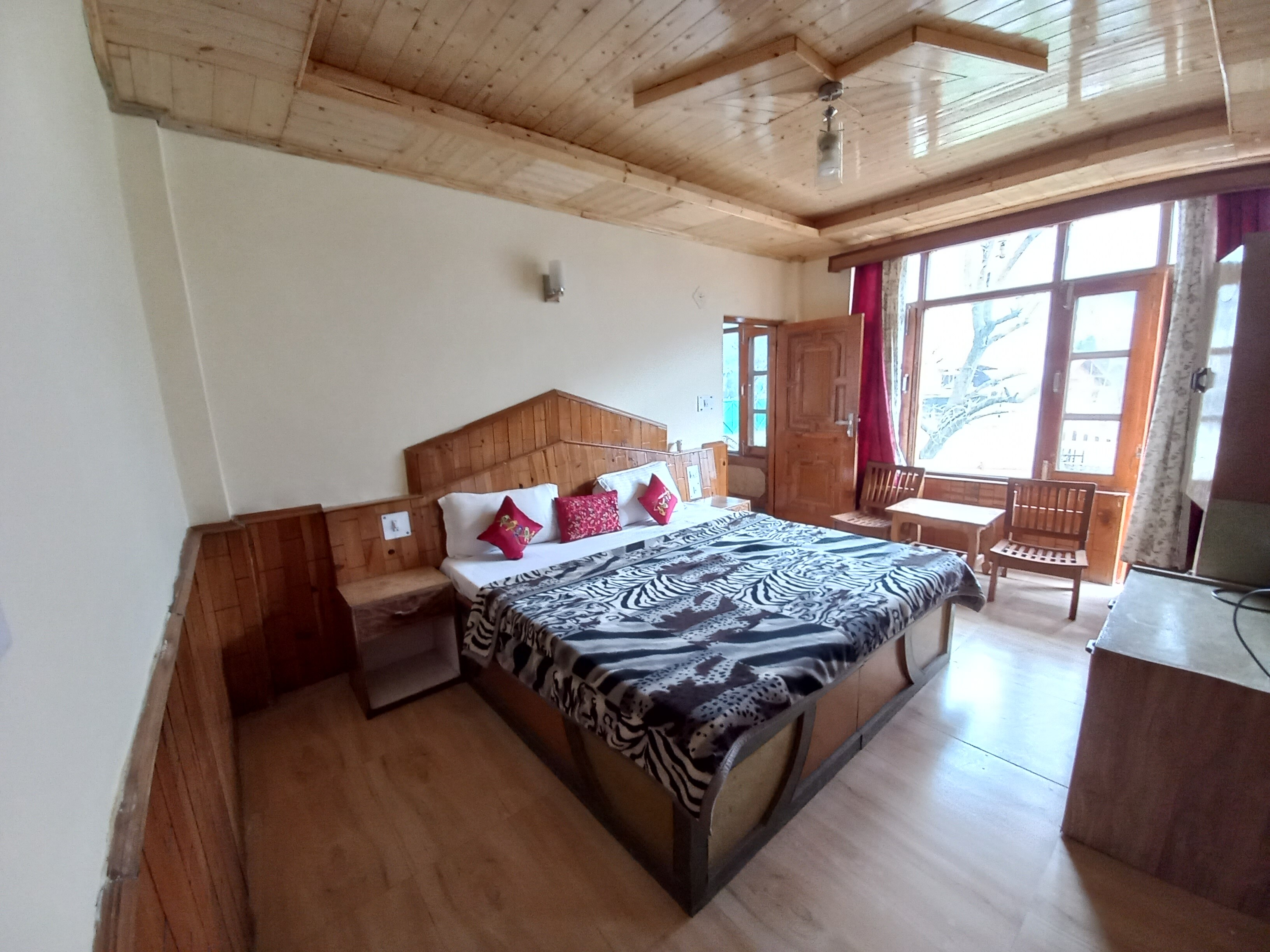 Manali360 Cottage and Cafe - Tap to explore photos