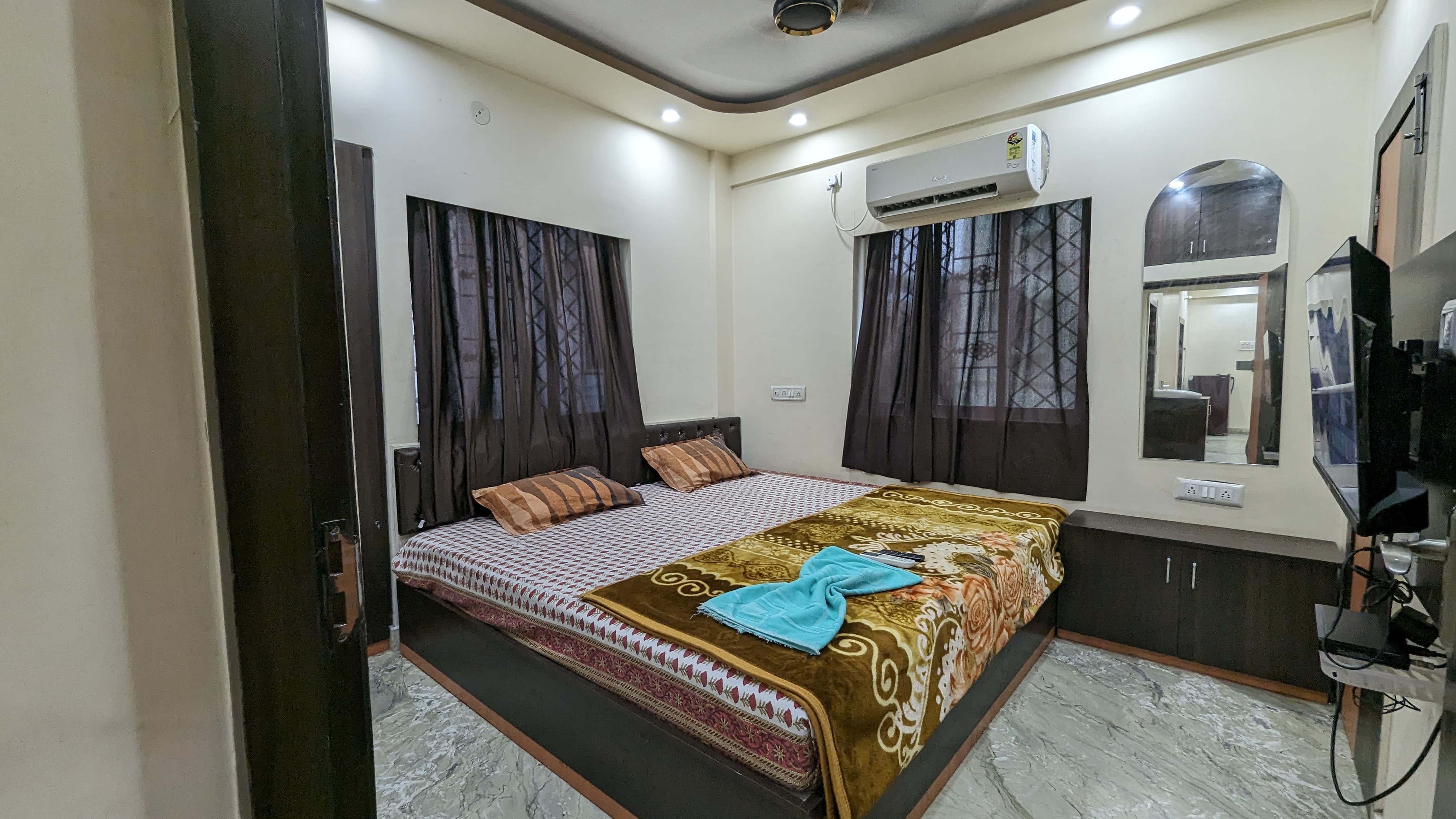 Large 2BHK PR Service Apartments 10 mins from Golpark/Gariahat - Tap to explore photos