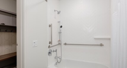 Holiday Inn Twin Falls Room Type - 2 Queen Beds Standard Comm Access Tub