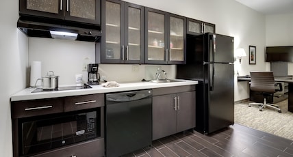 Candlewood Suites Waco, an IHG Hotel Room Type - 1 Queen Bed Studio Suite Mob Access Tub