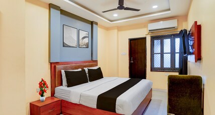 OYO Collection O BHU Road Varanasi Formerly Hotel Swarna Banquet Room Type - Deluxe OYO Collection O BHU Road Varanasi Formerly Hotel Swarna Banquet Room Type - Deluxe