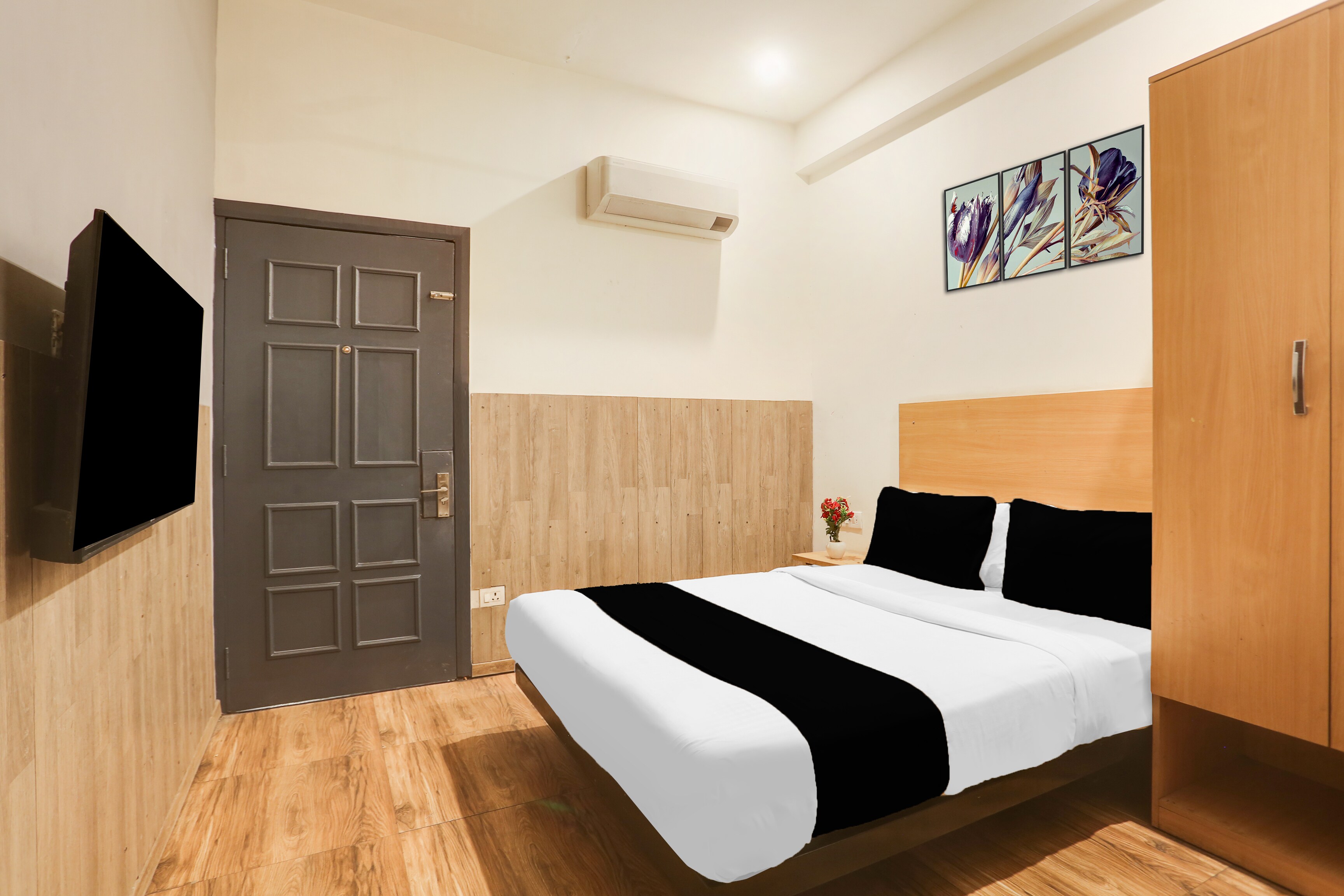 Townhouse OTH Buddhi - Tap to explore photos